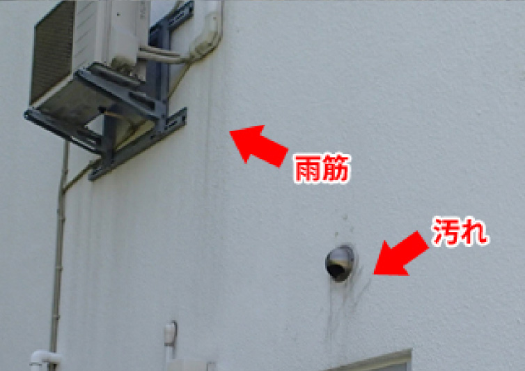 海辺の別荘にふさわしく、外壁は白一色です。1階の広いテラスといい、本当に素敵な建物です。
