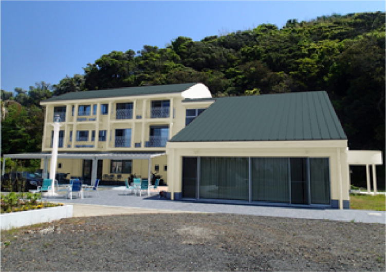 左はグリーンの屋根に薄いクリームイエローの外壁です。