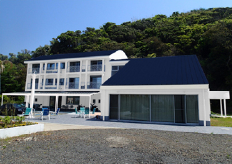 右は濃いブルーの屋根に白い外壁の組み合わせです。