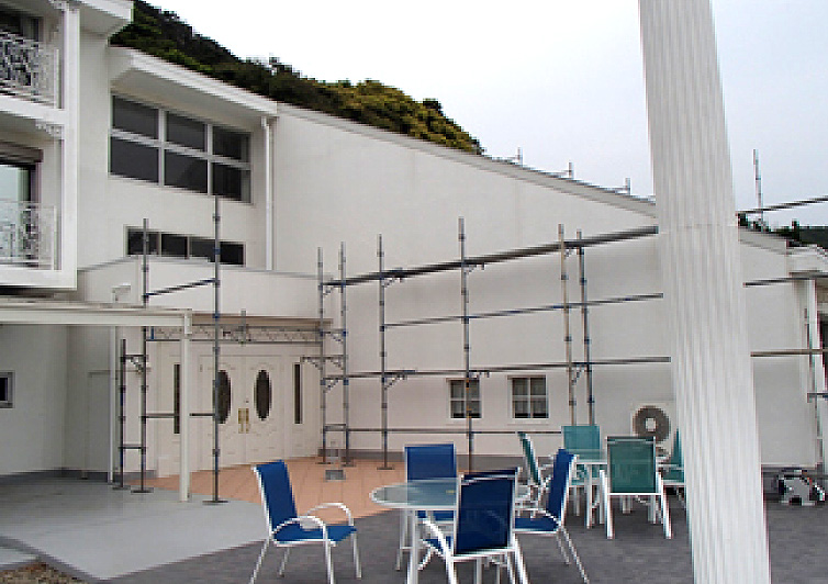 大きく、高さもある建物ですので、足場の設置もそれなりに時間がかかります。まず、建物の一部に設置していきます。これら左右の写真だと、この足場がある部分だけの工事を行うような印象を受けます。