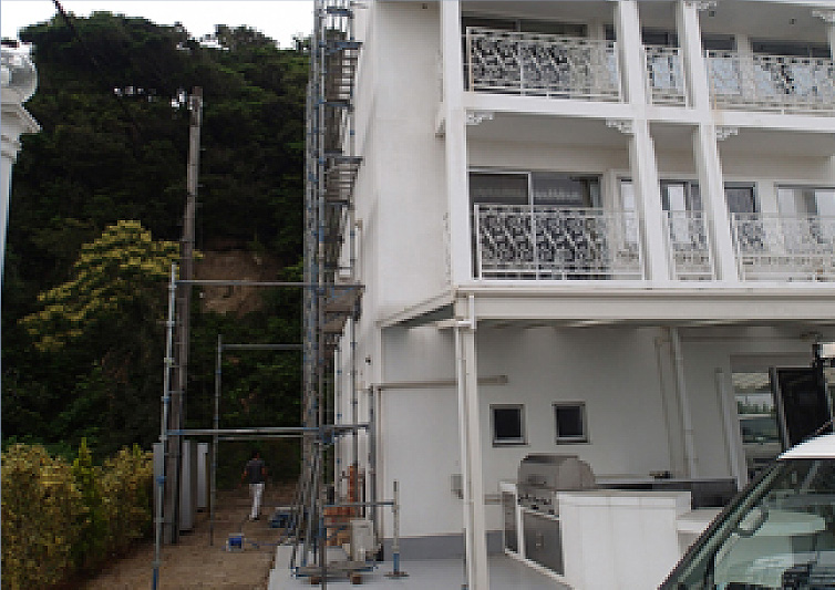 大きく、高さもある建物ですので、足場の設置もそれなりに時間がかかります。まず、建物の一部に設置していきます。これら左右の写真だと、この足場がある部分だけの工事を行うような印象を受けます。