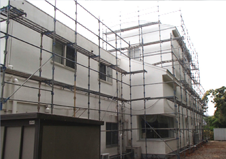 左写真では建物の手前部分は低く、奥は高いので足場もそれに合わせた高さになっております。