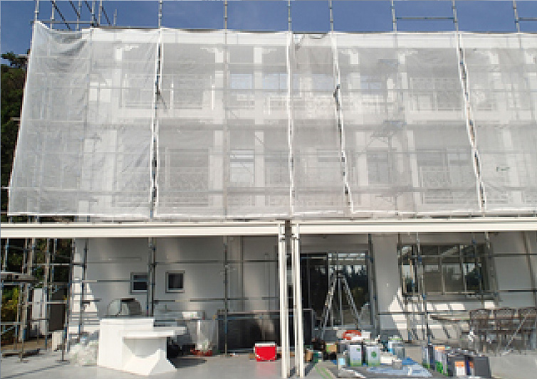 左写真では建物の手前部分は低く、奥は高いので足場もそれに合わせた高さになっております。