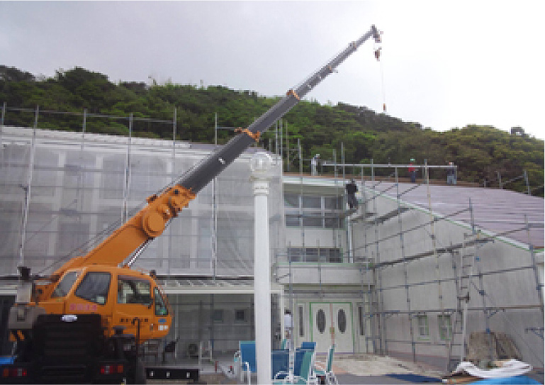 今回は大きな建物で、なおかつ高さがあり、しかも屋根材自体が大きかったので、クレーンを使って荷揚げをしました。半円部分の屋根材はトラックの荷台をほぼ埋め尽くす大きさです。