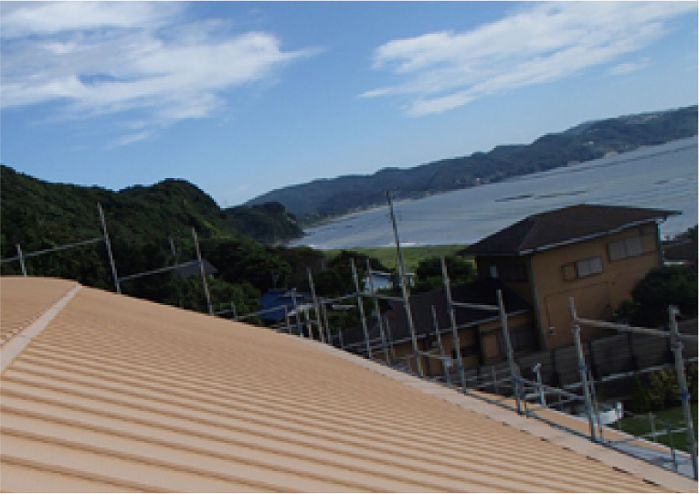 屋根の葺き替えが終わりました。様々な箇所に亀裂が入り、雨漏りしていた屋根から新しい屋根へと生まれ変わりました。右写真のようにこの建物は海の近くです。ガルバリウム鋼板は錆にも強いので安心です。