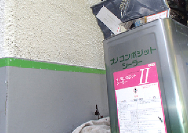 ナノテクノロジーによって、汚れにくい&汚れても降雨で洗い流されるという嬉しい機能を持った塗料が「ナノコンポジットW」です。まずはナノコンポジットW専用のシーラーで下塗りを行います。ローラーを見れば分かる通り、シーラーは透明です。
