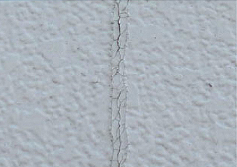 外壁材と外壁材の隙間を埋める目地のコーキングも劣化して、ひび割れている状態です(左写真)。