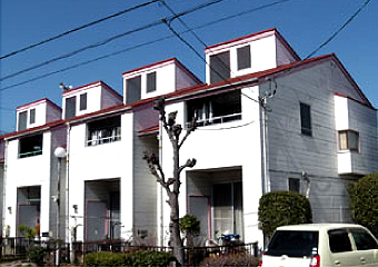 左写真は2号棟の外観です。