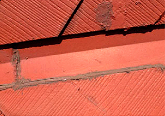 雨漏りの原因の一つと考えられる谷板金の部分です。隙間をコーキングで塞いだようですが、既に劣化しています(左写真)。