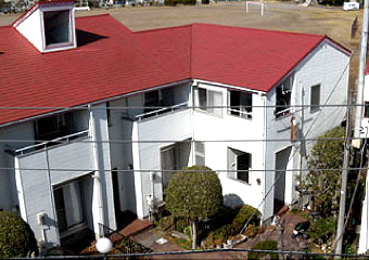 他の建物とは違い、L字型をしているのが3号棟です。こちらもこの写真では綺麗に見えるのですが(左写真)