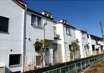 続いて4号棟です。こちらも白い外壁と赤い屋根が素敵なアパートなのですが、やはり雨漏りで悩んでいるようです。