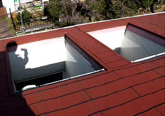 左写真は吹き抜けとなっている部分です。こちらの賃貸住宅は採光部や吹き抜けなど、素敵な外観なのですが、こういった複雑な形状だと雨漏りリスクが高いのも事実です。