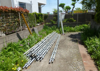 至るところで雨染みが確認できました。断熱材や梁、柱など様々なところが変色しています。雨漏りは建物の耐久性を著しく落とすので、これ以上雨水の浸入を許すわけにはいきません。