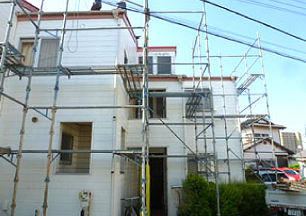 至るところで雨染みが確認できました。断熱材や梁、柱など様々なところが変色しています。雨漏りは建物の耐久性を著しく落とすので、これ以上雨水の浸入を許すわけにはいきません。