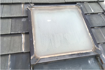 雨水の浸入を防いでいる屋根材や防水紙が寿命を迎えている