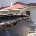 ケラバ板金が崩壊し野地板が腐食している様子