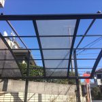 屋根材が飛ばされたカーポート
