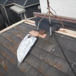 棟板金の交換工事の様子