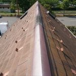 これだけの急勾配で、しかも塗装工事もしていないスレート屋根は全くふんばりがききません。移動も時間がかかります