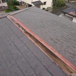 寄棟であるこちらの建物の大棟の板金が飛散していたようです