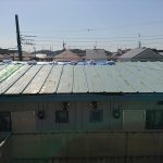 瓦棒葺きのトタン屋根。現在多くつかわれるガルバリウム鋼板と違い錆が出やすい屋根材