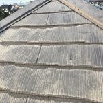 日の当たらない屋根面で見ると塗膜の劣化が分かりやすい