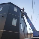 伊勢原市見附島にて3階建ての屋根への雪止め金具設置と雨樋修理を高所作業車で実施