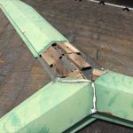 スレート屋根に上がって近くでな棟板金が無くなっているところを確認