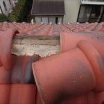 固定できておらず屋根にズレ落ちていた棟瓦