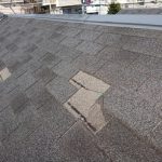 何枚も千切れてしまっているアスファルトシングル葺きの屋根