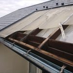凹んだ箇所にバルコニーがあり庇が設置されていました