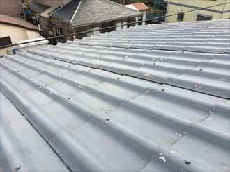 逗子市池子で瓦が落下、原因は錆びて穴が開いた板金でした