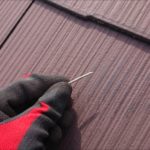 板金を固定する釘自体が抜けて屋根の上に落ちていました