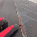 棟板金の釘が浮いており、長年のそのままですので雨水の影響で錆びてしまっている