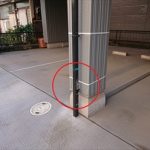 道路に面したガレージ入り口に竪樋がありました