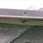 板金が捲れ貫板が丸見えの状態
