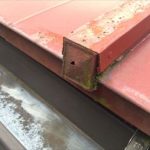 錆びて穴がいている板金