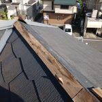 板金同士が重なる取合い部分を見ると屋根に残っている方も部分的にめくれてしまっており二次被害が心配です