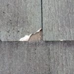勾配の緩い屋根に使用されたスレート欠損している