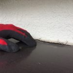 霧除け庇の屋根を手で押してみると隙間が出来ていることが分かりました