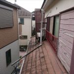 軒樋が吊り金具ごと飛散しひしゃげて下屋根に落ちている