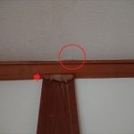 廻り縁あたりからの染み込みが天井クロスをはがしてしまっている