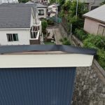 板金がめくれて野地板が見えている