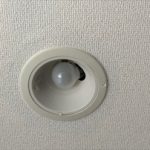 照明の脇から漏れてきました