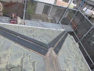 逗子市逗子で傷んだ棟板金とその貫板を、棟板金交換工事で直します