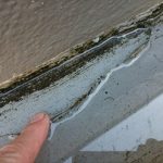 立上りと平場の取合いを見ますと切れ目が入っており、雨漏りはこのような場所から始まる事もございます