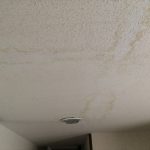 天井に薄くできた雨染みは雨漏りの危険性があります