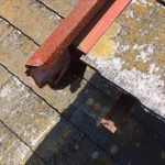 金属の板が千切れている