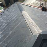 飛散した棟板金には防水テープが貼られていました