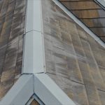 ドローン撮影で棟板金の釘抜けを確認